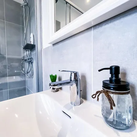 Mit Modernem Bad, Kueche, Waschmaschine Und Trockner Daire *