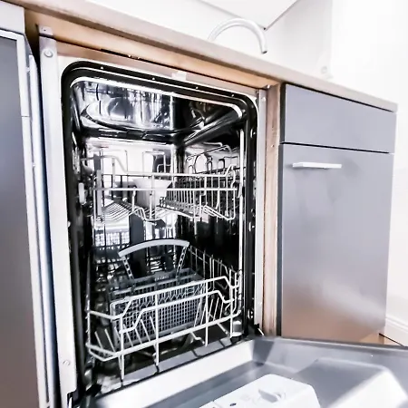 Apartment Mit Modernem Bad, Kueche, Waschmaschine Und Trockner
