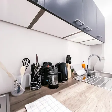 Apartment Mit Modernem Bad, Kueche, Waschmaschine Und Trockner
